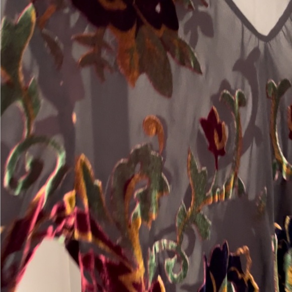 Sheer black burn out with burgundy velvet. Very bohemian with the tassels. - Picture 4 of 7